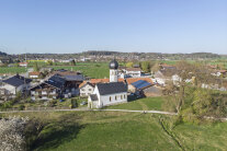 Ein Dorf von oben mit Kirche. 