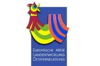 Das Logo des Europäischen Dorferneuerungspreises: ein farbenfroher Hahn umrahmt vom Schriftzug „Europäischer Dorferneuerungspreis – Europäische ARGE Landentwicklung und Dorferneuerung. 