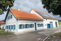 Bild von einem Haus mit kleinem Anbau mit türkischen Fensterläden