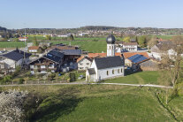 Blick auf einen kleinen Ort mit Kirche