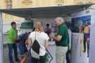 Mehrere Personen informieren sich am Infostand.