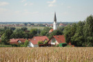 Im Vordergrund liegt Fraunberg mit seinem dominanten spitzen Kirchturm. Die dahinter in der Erdinger Ebene liegenden Dörfer sind ebenfalls Teil der Gemeindeentwicklung Fraunberg.