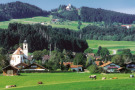 Die Gemeinde Bernbeuren im Vordergrund ist Teil der Regionalentwicklung Auerbergland. Dahinter erhebt sich der Auerberg mit seinem weithin sichtbaren Kirchlein.