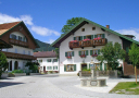 Vor dem renovierten Bauernhaus steht der neue Brunnen.