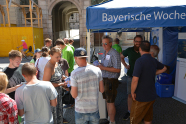 Schüler besuchen den Informationsstand des Amtes für Ländliche Entwicklung Oberbayern am Odeonsplatz.