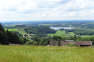 Auf einer Anhöhe zwischen Chiemsee und Simssee blickt man auf den Simssee und die umgebende reich strukturierte und von Wiesen dominierte Landschaft des Voralpenlandes. 