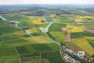 Landschaft mit zwei zusammentreffenden Bachläufen, an den Uferschutzstreifen ausgewiesen sind und Wasserrückhaltebereiche angelegt worden